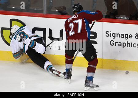 November 2011 – Denver, Colorado, USA Kyle Quincey (27) bringt das San Jose Sharks Center Joe Pavelski (8) in die Bretter. Die Colorado Avalanche beherbergte die San Jose Sharks im Pepsi Center in Denver, CO. (Credit Image: © Isaiah Downing/Southcreek/ZUMApress.com) Stockfoto