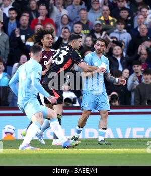 Birmingham, Großbritannien. April 2025. Emiliano Martinez (AV) Jota Silva (NF) kam am 5. April 2025 beim EPL-Spiel Aston Villa gegen Nottingham Forest im Villa Park, Birmingham, Großbritannien, zusammen. Quelle: Paul Marriott/Alamy Live News Stockfoto