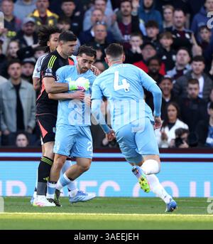 Birmingham, Großbritannien. April 2025. Emiliano Martinez (AV) Jota Silva (NF) kam am 5. April 2025 beim EPL-Spiel Aston Villa gegen Nottingham Forest im Villa Park, Birmingham, Großbritannien, zusammen. Quelle: Paul Marriott/Alamy Live News Stockfoto