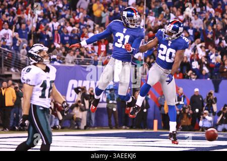20. November 2011: East Rutherford, New Jersey, Vereinigte Staaten von Amerika - New York Giants Cornerback Aaron Ross (31) und Prince Amukamara (20) feiern Ross' Abfangen während der 2. Hälfte des Spiels zwischen den Philadelphia Eagles und den New York Giants im MetLife Stadium in East Rutherford, NJ Die Eagles besiegten die NY Giants mit 17:10. (Bild: © Vinny Carchietta/Southcreek/ZUMAPRESS.com) Stockfoto