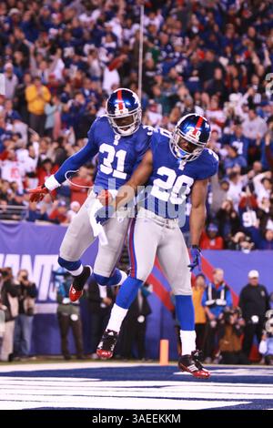 20. November 2011: East Rutherford, New Jersey, Vereinigte Staaten von Amerika - New York Giants Cornerback Aaron Ross (31) und Prince Amukamara (20) feiern Ross' Abfangen während der 2. Hälfte des Spiels zwischen den Philadelphia Eagles und den New York Giants im MetLife Stadium in East Rutherford, NJ Die Eagles besiegten die NY Giants mit 17:10. (Bild: © Vinny Carchietta/Southcreek/ZUMAPRESS.com) Stockfoto