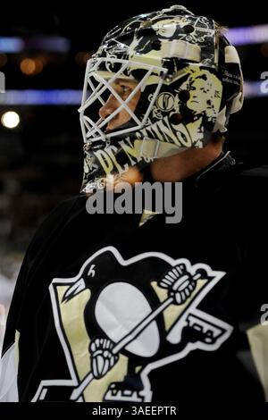 November 2011: Pittsburgh, PENNSYLVANNIA, USA S - Pittsburgh Penguins Torwart Brent Johnson (1) während der Aufwärmphase vor dem Spiel, als die Pittsburgh Penguins im CONSOL Energy Center in Pittsburgh, PA, gegen die New York Islanders kämpfen. (Bild: © Dean Beattie/Southcreek/ZUMAPRESS.com) Stockfoto