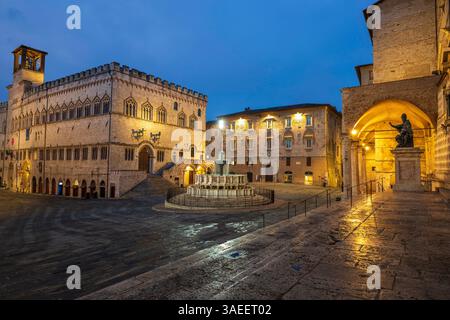 Perugia Panoramablick auf die Piazza IV Novembre, ein mittelalterlicher Altstadtplatz mit Kathedrale von Perugia, Brunnen, Museum in Umbrien, Italien. Keine Personen. Stockfoto