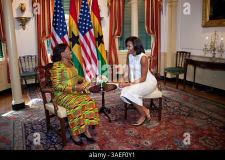 8. März 2012 – Washington, District of Columbia, USA – First Lady MICHELLE OBAMA trifft sich mit ERNESTINA MILLS, First Lady of Ghana, im Außenministerium in Washington, D.C. (Bild: © Sonya N. Hebert/The White House/ZUMAPRESS.com) Stockfoto