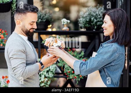 Kreative Beschäftigung in floraler Boutique, Floristik, Kleinunternehmen und Dekorationskonzept Stockfoto