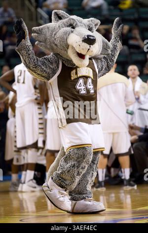 9. März 2012: Das Maskottchen der St. Bonaventure Bonnies verspottet den Saint Joseph's Hawk während des Basketballspiels der Atlantic 10 Tournament zwischen den Saint Joseph's Hawks und den St. Bonaventure Bonnies in der Boardwalk Hall in Atlantic City, New Jersey. The St. Bonaventure Bonnies Beat the Saint Joseph's Hawks, 71-68. (Bild: © Chris Szagola/Cal Sport Media/ZUMAPRESS.com) Stockfoto