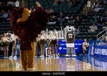 9. März 2012: Das Maskottchen der St. Bonaventure Bonnies verspottet den Saint Joseph's Hawk während des Basketballspiels der Atlantic 10 Tournament zwischen den Saint Joseph's Hawks und den St. Bonaventure Bonnies in der Boardwalk Hall in Atlantic City, New Jersey. The St. Bonaventure Bonnies Beat the Saint Joseph's Hawks, 71-68. (Bild: © Chris Szagola/Cal Sport Media/ZUMAPRESS.com) Stockfoto