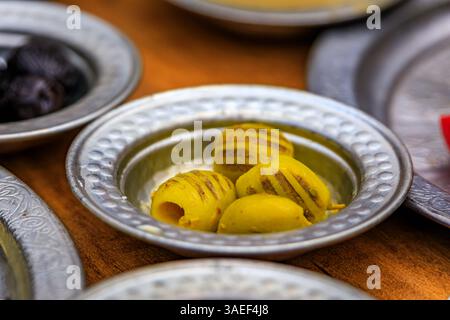 Gegrillte grüne Oliven serviert auf einer kunstvollen Silberplatte in einem traditionellen türkischen Frühstück Kahvalti in einem Restaurant in Istanbul, Türkei Stockfoto