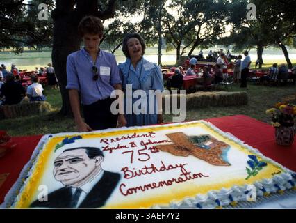 August 1983; Austin, Texas, USA; die ehemalige First LADY BIRD JOHNSON feiert mit ihren Enkeln den 75. Geburtstag des ehemaligen Präsidenten Lyndon Baines Johnson auf der LBJ Ranch westlich von Austin. (Bild: Peter Silva/ZUMAPRESS.com) Stockfoto