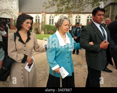 Oktober 1997; Austin, Texas, USA; die ehemalige First LADY BIRD JOHNSON besucht die Austin-Gedenkfeier für den Autor James A. Michener, begleitet von ihrer Tochter LUCI. (Bild: Peter Silva/ZUMAPRESS.com) Stockfoto