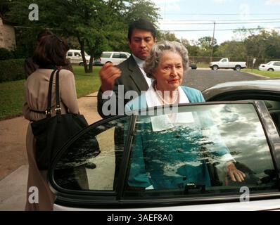 Oktober 1997; Austin, Texas, USA; die ehemalige First LADY BIRD JOHNSON besucht die Austin-Gedenkfeier für den Autor James A. Michener, begleitet von ihrer Tochter LUCI. (Bild: Peter Silva/ZUMAPRESS.com) Stockfoto