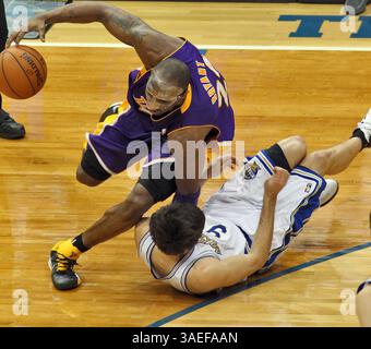 9. März 2012: Minneapolis, MN, USA – Ricky Rubio, Ricky Rubio, rechts von den Minnesota Timberwolves, fällt am Freitag, 9. März 2012 im Target Center in Minneapolis, Minnesota, mit einer Beinverletzung ab. Die Lakers besiegten die Timberwolves zwischen 105 und 102. (Bild: © Marlin Levison/Minneapolis Star Tribune/MCT/ZUMAPRESS.com) Stockfoto