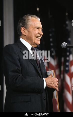 Mai 1984; Washington, DC, USA; der ehemalige PRÄSIDENT RICHARD NIXON spricht vor den Redakteuren der American Society of Newspapers. Richard M. Nixon wurde am 9. Januar 1913 in Yorba Linda Kalifornien geboren und starb am 22. April 1994 in New York. (Bild: Al Stephenson/ZUMAPRESS.com) Stockfoto