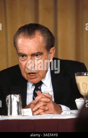 Mai 1984; Washington, DC, USA; der ehemalige PRÄSIDENT RICHARD NIXON spricht vor den Redakteuren der American Society of Newspapers. Richard M. Nixon wurde am 9. Januar 1913 in Yorba Linda Kalifornien geboren und starb am 22. April 1994 in New York. (Bild: Al Stephenson/ZUMAPRESS.com) Stockfoto