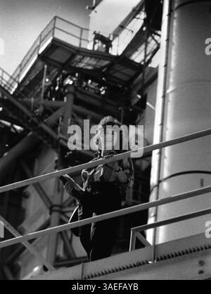 November 1985; Kennedy Space Center, FL, USA; Astronautenlehrerin CHRISTA MCAULIFFE am Startplatz, um Briefings über den bevorstehenden Start des Shuttle Challenger zu erhalten. Christa wurde am 2. September 1948 in Boston, Massachusetts, geboren. Christa wurde von 000 als erster Zivilist ausgewählt, der mit einem Space Shuttle flog und am 28. Januar 1986, 78 Sekunden nach dem Abflug, mit Kindern auf der Erde kommunizieren sollte. (Bild: Peter Stachiw/ZUMAPRESS.com) Stockfoto