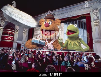 April 2001; Orlando, FL, USA; Kermit der Frosch und Fozzy d' Bär in Disney MGM Studios. Datei Fotos von Disney MGM Studios in Walt Disney World in Orlando, Florida. (Bild: Peter Stachiw/ZUMAPRESS.com) Stockfoto