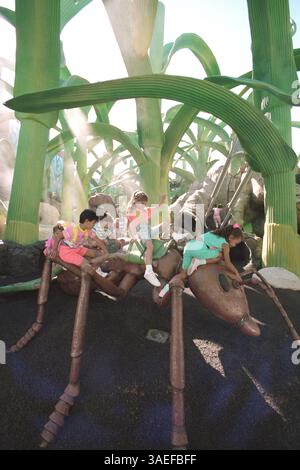 April 2001; Orlando, FL, USA; Kinder spielen auf einer riesigen Ameise in den Disney MGM Studios. Datei Fotos von Disney MGM Studios in Walt Disney World in Orlando, Florida. (Bild: Peter Stachiw/ZUMAPRESS.com) Stockfoto