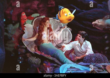 April 2001; Orlando, FL, USA; Prinz Eric schwimmt zu seiner Liebsten Ariel in „Voyage of the Little Mermaid“ im Disney-MGM Studios Freizeitpark im Walt Disney World Resort in Lake Buena Vista, Florida. Gäste können die salzige Luft riechen und den Nebel und den Wind des Meeres in der Show spüren, die Charaktere und Musik aus dem mit dem Oscar ausgezeichneten Film zeigt. Datei Fotos von Disney MGM Studios in Walt Disney World in Orlando, Florida. (Bild: Peter Stachiw/ZUMAPRESS.com) Stockfoto