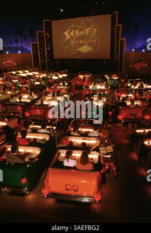 April 2001; Orlando, FL, USA; Gäste können im Sci-Fi Dine-in Restaurant der Disney-MGM Studios im Walt Disney World Resort ein „Out of the World“-Restaurant genießen. Das Drive-in-Restaurant im Ô50s-Stil, das auf einer Studio-Soundbühne gebaut wurde, ist ein Full-Service-Restaurant mit Trailern aus klassischen Science-fiction-Filmen zur Unterhaltung. Datei Fotos von Disney MGM Studios in Walt Disney World in Orlando, Florida. (Bild: Peter Stachiw/ZUMAPRESS.com) Stockfoto