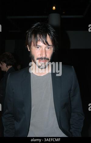 Juni 2004; Austin, TX, USA; der Schauspieler/Musiker KEANU REEVES kommt zu der abendlichen Modenschau, die nach dem „Jiffy Lube Dennis Quaid Charity Classic“ in Austin, Texas, stattfindet. (Bild: Peter Silva/ZUMAPRESS.com) Stockfoto