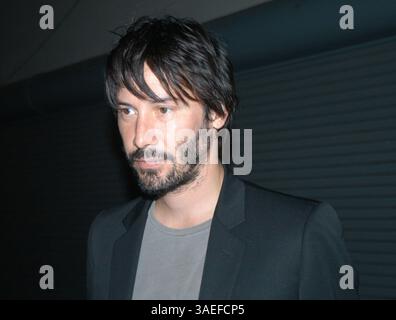 Juni 2004; Austin, TX, USA; der Schauspieler/Musiker KEANU REEVES kommt zu der abendlichen Modenschau, die nach dem „Jiffy Lube Dennis Quaid Charity Classic“ in Austin, Texas, stattfindet. (Bild: Peter Silva/ZUMAPRESS.com) Stockfoto