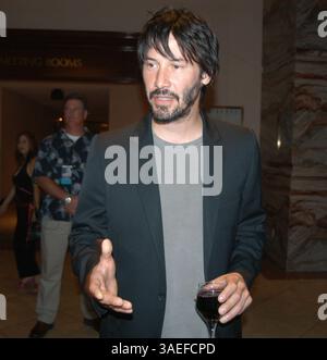 Juni 2004; Austin, TX, USA; der Schauspieler/Musiker KEANU REEVES kommt zu der abendlichen Modenschau, die nach dem „Jiffy Lube Dennis Quaid Charity Classic“ in Austin, Texas, stattfindet. (Bild: Peter Silva/ZUMAPRESS.com) Stockfoto