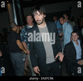 Juni 2004; Austin, TX, USA; Schauspieler/Musiker KEANU REEVES trifft sich auf die Menge auf der Party nach dem „Jiffy Lube Dennis Quaid Charity Classic“ in Austin, Texas. (Bild: Peter Silva/ZUMAPRESS.com) Stockfoto