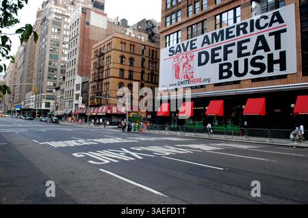 August 2004; New York, NY, USA; ein 25 x 75 Meter großes Banner hängt an den Büros der Unite Here union an der 7th Avenue und 26th Street in Manhattan in der Nähe des Madison Square Garden, zwei Tage vor Beginn der Republican National Convention 2004. Die Union vertritt 440.000 Arbeitnehmer aus verschiedenen Branchen, darunter Textilien, Hotels, Kasinos und Restaurants. (Bild: Richard Sobol/ZUMAPRESS.com) Stockfoto