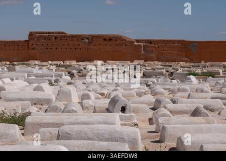 Miara Friedhof mit vielen unmarkierten weiß bemalten Grabsteinen im historischen Mellah Jüdischen Viertel in Marrakesch, Marokko. Stockfoto