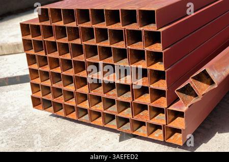 Quadratische und rechteckige Metallprofile aus Stahl für den Bau. Lager für Eisen- und Stahlbau Stockfoto