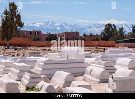 Miara Friedhof mit vielen unmarkierten weiß bemalten Grabsteinen im historischen Mellah Jüdischen Viertel in Marrakesch, Marokko. Stockfoto