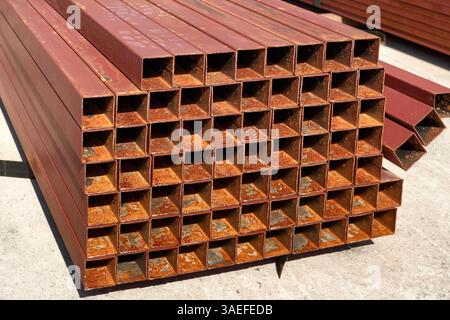 Quadratische und rechteckige Metallprofile aus Stahl für den Bau. Lager für Eisen- und Stahlbau Stockfoto