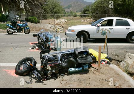 30. Juni 2008, North San Diego County, Valley Center Area, westlich von Pala Indian Re., Kalifornien, USA Ein Motorradfahrer kommt am Unfallort eines tödlichen Unfalls mit zwei Motorrädern auf dem Highway 76 an der Couser Canyon Rd. Vorbei Dies ist westlich von Pala Indian Reservation  (Kreditbild: San Diego Union-Tribune/ZUMAPRESS.com) Stockfoto