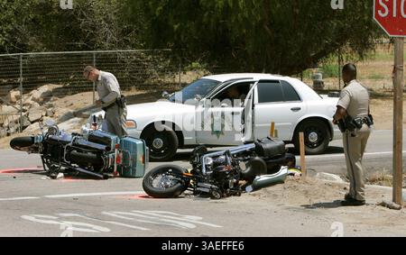 30. Juni 2008, North San Diego County, Valley Center Area, westlich von Pala Indian Rd., Kalifornien, USA C.H.P. Polizisten untersuchen den Ort eines tödlichen Unfalls mit zwei Motorrädern auf dem Highway 76 an der Couser Canyon Rd Dies ist westlich von Pala Indian Reservation  (Kreditbild: San Diego Union-Tribune/ZUMAPRESS.com) Stockfoto