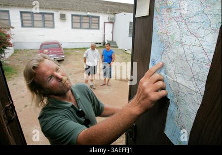 3. Juli 2008, Oceanside, Kalifornien, USA hinter dem Grace Christian Center in der Innenstadt von Oceanside Obdachloser JERRY DAVIS zeigt auf einer Karte von Kalifornien, dass er und andere Obdachlose aus ganz Amerika von hier nach Sacramento laufen werden. Die Karte befindet sich in der Tür eines alten Wohnmobils, das sie auf der Reise begleiten wird  (Bild: San Diego Union-Tribune/ZUMAPRESS.com) Stockfoto