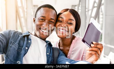 Porträt Eines Glücklichen Jungen Schwarzen Paares, Das Selfie Auf Dem Flughafen Nimmt Terminal Stockfoto