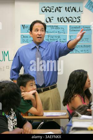 24. September 2008, Escondido, CA, USA Math-Lehrer ALEX KAJITANI spricht mit seiner Algebra-Klasse an der Mission Middle School. Er wurde als einer der Lehrer des Jahres in San Diego County ausgewählt (Credit Image: San Diego Union-Tribune/ZUMAPRESS.com) Stockfoto
