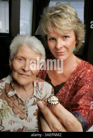 24. September 2008, Escondido, CA, USA Portrait von DEBRA CARSON und ihrer Mutter IRENE VINYARD mit dem Ehering der Irene. Der Ring wurde gestohlen, während Irene in ihrem Pflegeheim war. Debra hat den Ring zurückgewonnen  (Bild: San Diego Union-Tribune/ZUMAPRESS.com) Stockfoto