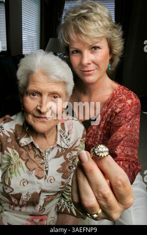 24. September 2008, Escondido, CA, USA Portrait von DEBRA CARSON und ihrer Mutter IRENE VINYARD mit dem Ehering der Irene. Der Ring wurde gestohlen, während Irene in ihrem Pflegeheim war. Debra hat den Ring zurückgewonnen  (Bild: San Diego Union-Tribune/ZUMAPRESS.com) Stockfoto
