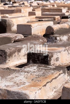 Miara Friedhof mit vielen unmarkierten weiß bemalten Grabsteinen im historischen Mellah Jüdischen Viertel in Marrakesch, Marokko. Stockfoto