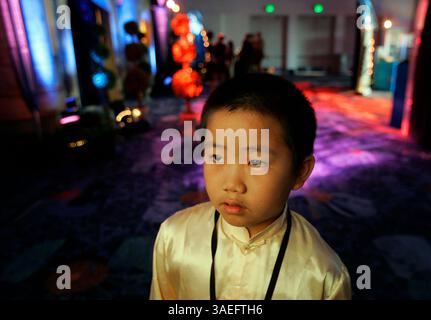 10. September 2009,-San Diego CA,- Filmkritiker PERRY CHEN, 9, von San Diego sieht Vorschauen für kommende Disney-Filme auf der D23 Expo in Anaheim, CA am Donnerstag, 10. September 2009. Perry war der jüngste Filmkritiker bei der Veranstaltung. (Bild: San Diego Union-Tribune/ZUMAPRESS.com) Stockfoto