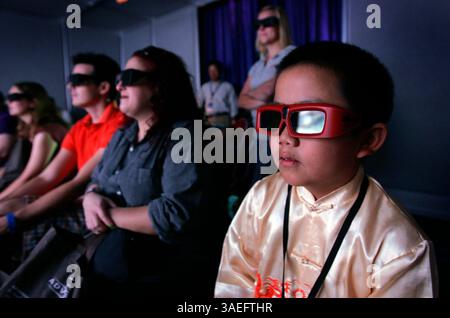 10. September 2009,-San Diego CA,- Filmkritiker PERRY CHEN, 9, von San Diego sieht Vorschauen für 3D Disney Filme auf der D23 Expo in Anaheim, CA am Donnerstag, 10. September 2009. Perry war der jüngste Filmkritiker bei der Veranstaltung. (Bild: San Diego Union-Tribune/ZUMAPRESS.com) Stockfoto