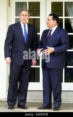 April 2001; Washington, DC, USA; US-Präsident GEORGE W. BUSH trifft im Weißen Haus auf den ägyptischen Präsidenten HOSNI MUBARAK. . (Bild: Michael Springer/ZUMAPRESS.com) Stockfoto