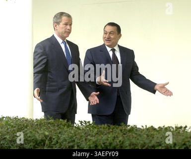 April 2001; Washington, DC, USA; US-Präsident GEORGE W. BUSH trifft im Weißen Haus auf den ägyptischen Präsidenten HOSNI MUBARAK. . (Bild: Michael Springer/ZUMAPRESS.com) Stockfoto