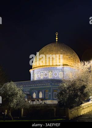 Jerusalem, Israel, nächtlicher Blick auf die beleuchtete Felsenkuppel in der Al-Aqsa Moschee, mit der goldenen Kuppel und Mo Stockfoto