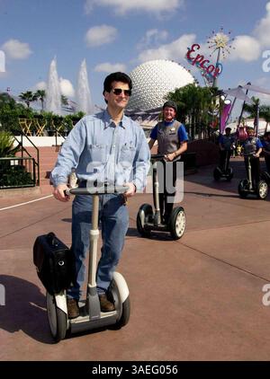 März 2002; Lake Buena Vista, FL, USA; DEAN KAMEN, Erfinder des Segway Human Transporter (HT), leitete den „Rollout“ des Segway im Epcot, dem Freizeitpark des Walt Disney World Resorts. Der Segway HT ist der weltweit erste selbstausgleichende menschliche Transporter. Einfache Karosseriebewegungen treiben den Segway HT nach links, rechts, rückwärts und vorwärts. Disney-Gäste können jetzt den Segway in Epcot's Innoventions sehen und regelmäßige Vorführungen von Disney-Mitgliedern genießen. (Bild: Michael Springer/ZUMAPRESS.com) Stockfoto