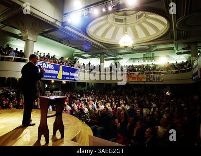Januar 2004; Exeter, NH, USA; der demokratische Präsidentschaftskandidat HOWARD DEAN spricht an der Phillips Exeter Academy in Exeter, New Hampshire. Es war der letzte Wahlkampfauftritt des ehemaligen Gouverneurs von Vermont, bevor am nächsten Morgen die Wahlen für die Vorwahl in New Hampshire eröffnet wurden. (Bild: Michael Springer/ZUMAPRESS.com) Stockfoto