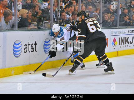 März 2012 . Die San Jose Sharks, Ryane Clowe (29) und Mike Ribeiro (63), kämpfen um einen losen Puck. Während eines Spiels zwischen den San Jose Sharks und den Dallas Stars im American Airlines Center in Dallas, Texas. Die Stars gewinnen 4-2 in einem Schießspiel. (Credit Image: © Manny Flores/Cal Sport Media/ZUMAPRESS.com) Stockfoto