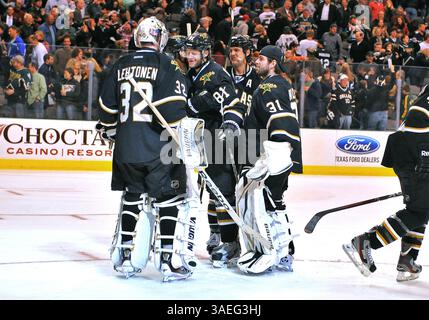 März 2012 . Dallas Stars Torhüter Kari Lehtonen (32) feiert mit Teamkollege Dallas Stars Center Tomas Vincour (81), nachdem er in einem Spiel zwischen den San Jose Sharks und den Dallas Stars im American Airlines Center in Dallas Texas das Siegtor erzielte. Die Stars gewinnen 4-2 in einem Schießstand. (Credit Image: © Manny Flores/Cal Sport Media/ZUMAPRESS.com) Stockfoto