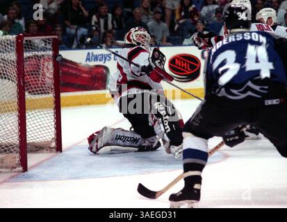 TP 41591 - - LIEFERN AN: SLOT - - 2/22/97 - - tampa - - BILDUNTERSCHRIFT INFO: New Jersey Devils Torwart Martin Brodeur* (#30) fällt rückwärts, als der Puck ins Netz segelt und die Lightning ihr zweites Tor erzielen. The Lightning s Mikael Andersson* (Credit Image: St Petersburg Times/ZUMAPRESS.com) Stockfoto